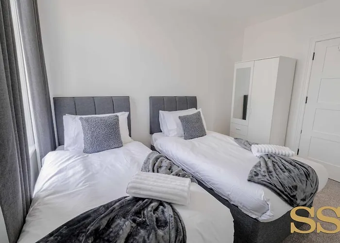 Pearl Penthouse: O2 Academy Proximity with Beach Access