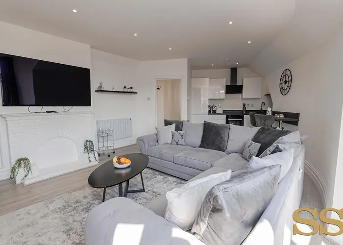 Pearl Penthouse: O2 Academy Proximity with Beach Access