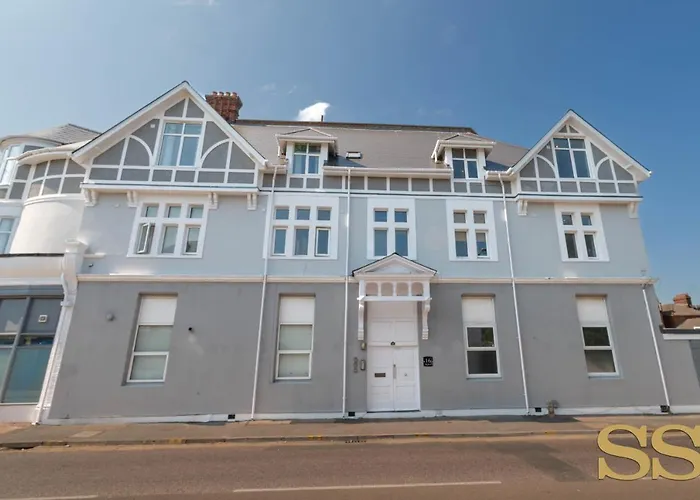 Pearl Penthouse: O2 Academy Proximity with Beach Access