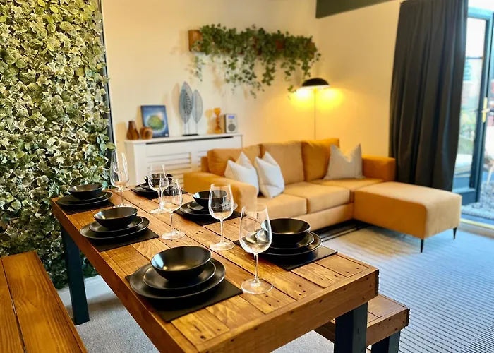 Gallery - Town Centre - Beach 5 Minute Walk - Superfast Wifi - Outdoor Terrace - Sleeps 6 - Netflix - Contractor Friendly - Long Stay Rates - Coffee Machine